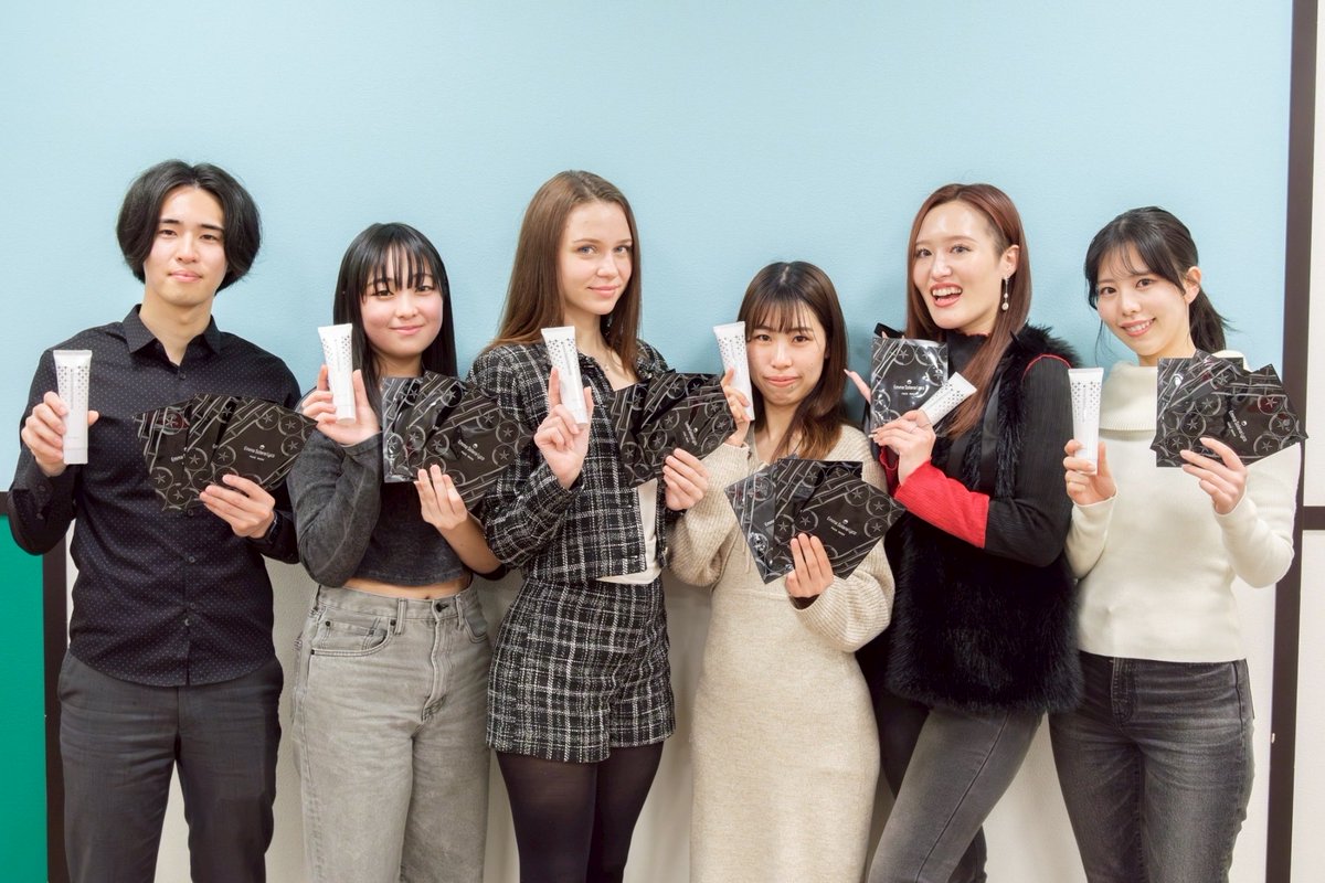 haruka_tomomura's tweet photo. ✨うるキラ向上委員✨
Emma cosmeの商品について皆さんと語り合いました！！
私は、敏感肌ですが、
本当に人にも自然にも優しい成分を使っているみたいでとっても使いやすいです！
楽しかったです！
#emaa #ボディークリーム　#シートマスク
#キラキラ https://t.co/bgggnyBE1M