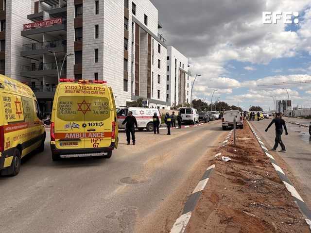 EFEnoticias's tweet photo. Un muerto y dos heridos críticos por el impacto de un misil iraní en el centro de Israel. 

Las víctimas son trabajadores de una obra sobre la que cayeron restos de un misil.

https://t.co/i7k5SifdLa https://t.co/xgzwYnne82
