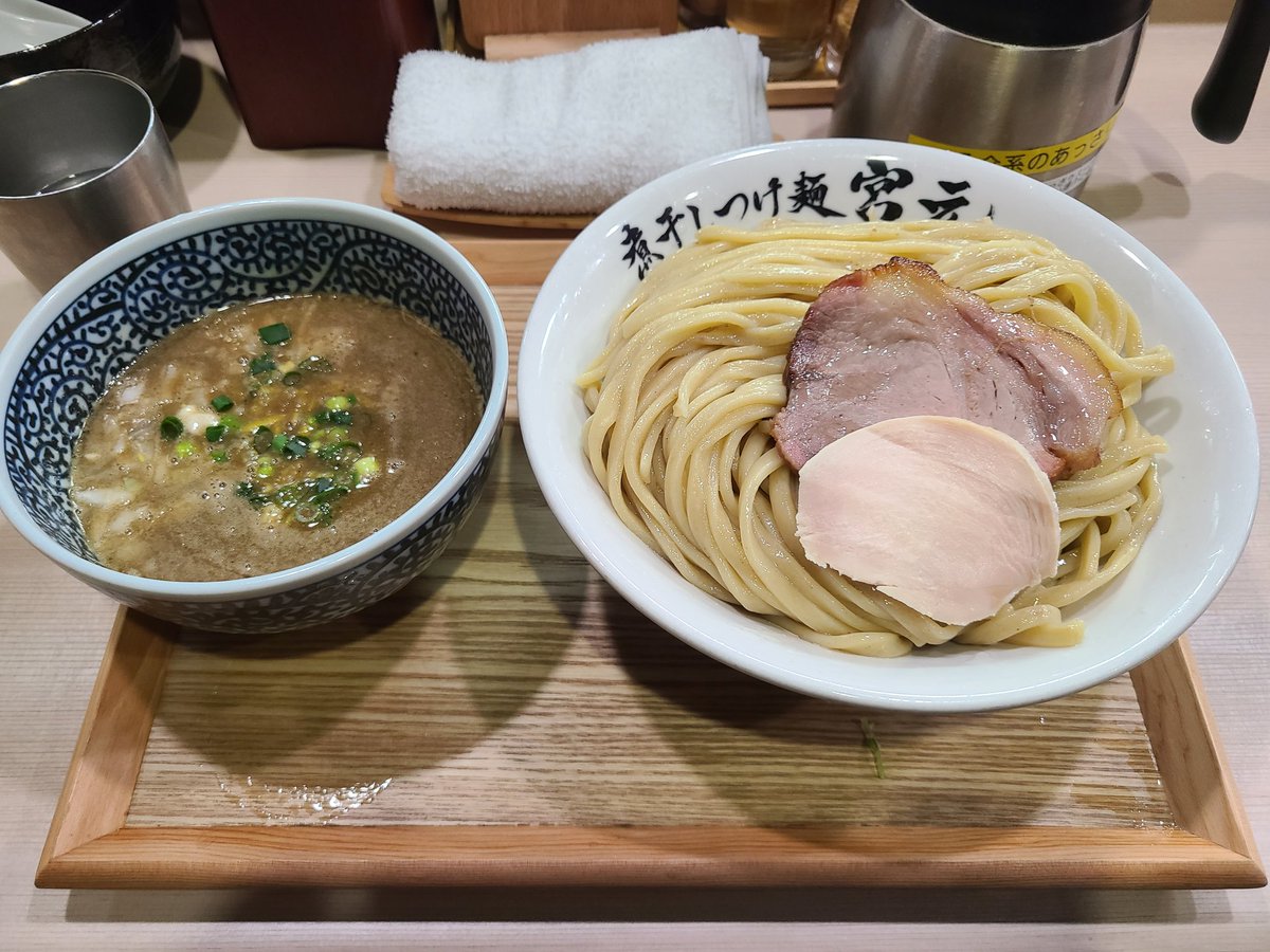 Itametsu's tweet photo. なぜか東京でひまびととラーメン食べることに https://t.co/N683zovJ4p