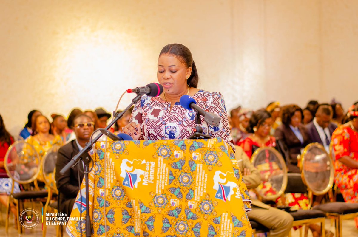 GenreRDC's tweet photo. 8 Mars en RDC | Micheline Ombae Kalama unit la Nation : «Les droits des femmes n'ont pas de couleur politique»

Cellcom/Ministère GFE Kinshasa, 8 mars 2026

KINSHASA – Ce dimanche 8 mars 2026, l’enceinte historique du Stade Tata Raphaël a renoué avec sa légende, non pas pour un exploit sportif, mais pour un tournant sociétal majeur. En lançant officiellement le mois dédié aux droits des femmes, la Ministre du Genre, Famille et Enfant, @MichelineOMbae Kalama, a signé une célébration magistrale, transformant le plaidoyer institutionnel en une véritable profession de foi nationale.

Dans le cadre solennel de la salle de spectacle du stade Tata Raphaël, le gotha politique et social de la République Démocratique du Congo s’est réuni pour donner le coup d’envoi d’une édition 2026 placée sous le signe de l’unité d’action. La présence, aux côtés de la Ministre, de la Première Ministre @SuminwaJudith Tuluka et de la Distinguée Première Dame @DeniseNyakeru, a conféré à l'événement une stature exceptionnelle, illustrant l’alignement total de l’exécutif sur les enjeux de parité.

Dans une allocution habitée, Micheline Ombae a rendu un hommage appuyé à ces deux figures de proue. En érigeant leurs parcours en modèles pour la jeunesse, elle a rappelé que cette synergie au sommet de l’État est la traduction concrète de la vision du Chef de l’État, Félix-Antoine Tshisekedi Tshilombo, « Champion de la masculinité positive ».

Si la communauté internationale s'articule cette année autour du triptyque « Droit, justice et action », la RDC a choisi de porter un message ancré dans ses réalités endogènes. Sous le thème national « Droits garantis : autonomisation durable pour toutes les femmes et les filles en RDC », la Ministre a plaidé pour une mutation profonde : passer de la protection juridique à l'émancipation économique réelle.
Pour Micheline Ombae, l'autonomisation est bien plus qu'une statistique de développement ; c'est un « impératif de dignité ». Elle n’a pas occulté la tragédie qui meurtrit l’Est du pays, rappelant avec gravité que la paix demeure un horizon chimérique tant que les femmes resteront les cibles privilégiées des conflits armés.

Le moment fort de cette cérémonie restera sans doute son vibrant appel à la cohésion. Face à une assemblée pluraliste où se mêlaient représentantes de la majorité, de l'opposition et de la société civile, la Ministre a exhorté ses compatriotes à transcender les clivages :
« Lorsqu’il s’agit de la dignité de la femme, il ne peut y avoir ni division, ni frontières politiques. Nos droits n’ont ni couleur, ni appartenance partisane », a-t-elle martelé sous les ovations.

Loin des simples effets de tribune, ce mois de mars 2026 se veut un laboratoire d’initiatives concrètes. L’ambition affichée par le gouvernement est de transformer les textes législatifs en leviers socio-économiques tangibles pour chaque citoyenne, de la capitale aux zones rurales les plus reculées.
Le ton est désormais donné. Entre solennité et urgence d’agir, Micheline Ombae a tracé la feuille de route d'une nation qui refuse désormais de laisser la moitié de ses forces vives sur le bord du chemin.
@Presidence_RDC 
@PrimatureRDC 
@_ICGLR_