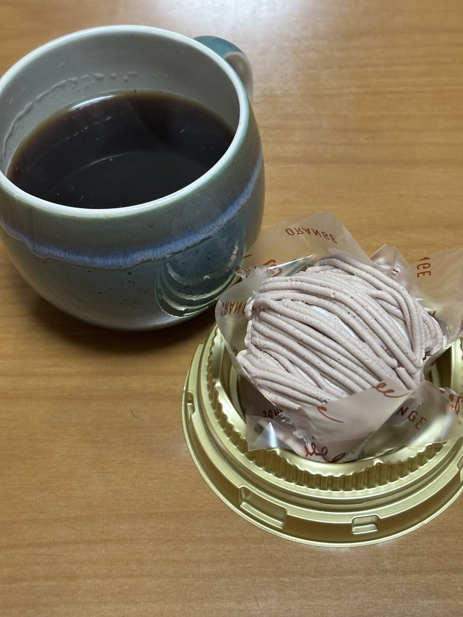 athrsm1's tweet photo. お誕生日おめでとうユンギ🎉🎂🎉
素敵な一日を過ごしたかな〜✨✨
そしてこの素敵な日に決まったよ
8ヶ月ぶりに再就職、バイトやけど😁
ぼちぼち頑張ろ！
お祝いにモンブラン😋

#HappySUGAday
#HappybirthdayYoongi https://t.co/4ooEJC4ug5