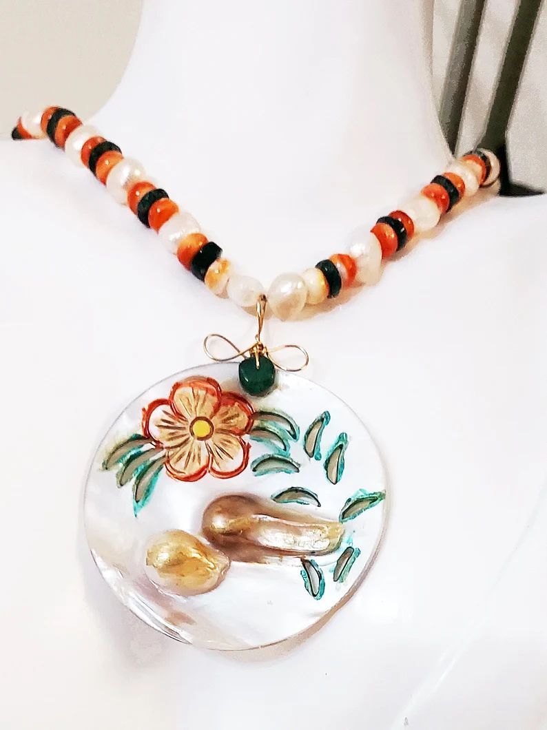 adorebynat's tweet image. Enhance your style with our Hand-Painted Mother of Pearl Necklace, featuring Spiny Oyster, Freshwater Pearl, and Green Agate beads. A unique blend of elegance and artistry. Perfect for any occasion! #JewelryDesign #UniqueStyle #bmecountdown etsy.com/listing/166633…