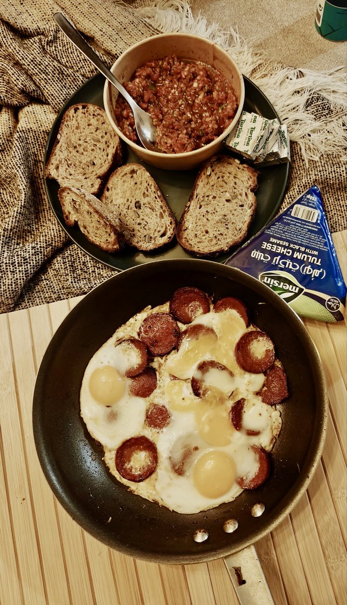 FastingCoach_MS's tweet photo. Post workout meals - Turkish sausages and eggs with red pepper dip, cheese and sourdough 🤤 #clientDiary https://t.co/lPZkdnEujA