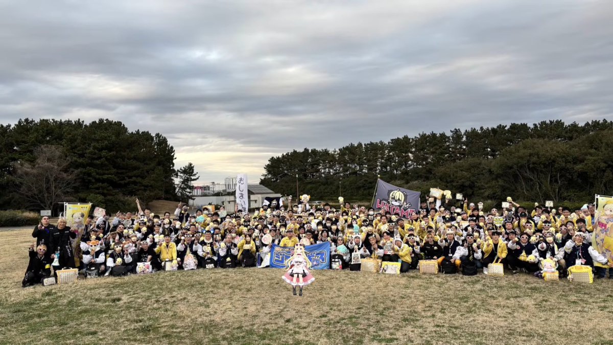 Watame_Flower's tweet photo. 遅ればせながら、 
わためさん、今年も集合写真に一緒に混ざってくださりありがとうございます！

予想以上の参加者で、運営一同当日は驚いておりましたが、皆さん撮影にご協力くださり、問題なくスムーズに撮影を行うことができ、さすがわためいとだなと感じました！

年々、羊の群れが増えているのも、わためさんの魅力あってこそだと思います！！ 
そして来年は未年…。

来年も実施を予定しておりますので、わためさんとわためいとの皆さんに喜んでもらえるよう、今以上に運営一同がんばってまいります！ 
たくさんのわためいとのご参加をお待ちしております🐏✨