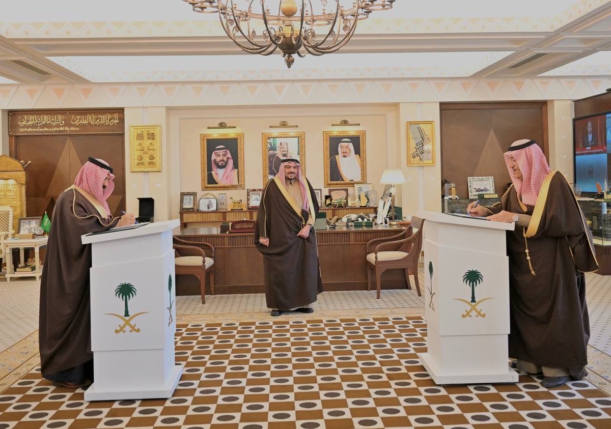 EmarahAlQassim's tweet photo. بارك سموه توقيع الاتفاقية، مؤكدًا أهمية تكامل الجهود بين الجهات الحكومية والقطاع الخاص لتحقيق مستهدفات المبادرات البيئية، وتنمية الغطاء النباتي بما يتواءم مع مستهدفات رؤية السعودية 2030 ومبادرات السعودية الخضراء..

سمو #أمير_منطقة_القصيم يرعى توقيع اتفاقية بين فرع وزارة البيئة والمياه والزراعة بالمنطقة وشركة غارس القابضة لدعم مبادرة «أرض القصيم خضراء».