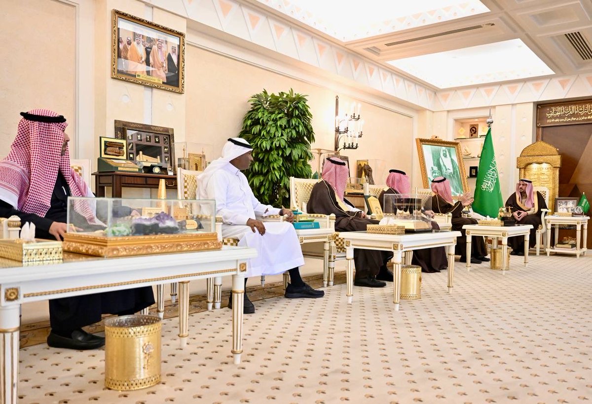 EmarahAlQassim's tweet photo. بارك سموه توقيع الاتفاقية، مؤكدًا أهمية تكامل الجهود بين الجهات الحكومية والقطاع الخاص لتحقيق مستهدفات المبادرات البيئية، وتنمية الغطاء النباتي بما يتواءم مع مستهدفات رؤية السعودية 2030 ومبادرات السعودية الخضراء..

سمو #أمير_منطقة_القصيم يرعى توقيع اتفاقية بين فرع وزارة البيئة والمياه والزراعة بالمنطقة وشركة غارس القابضة لدعم مبادرة «أرض القصيم خضراء».