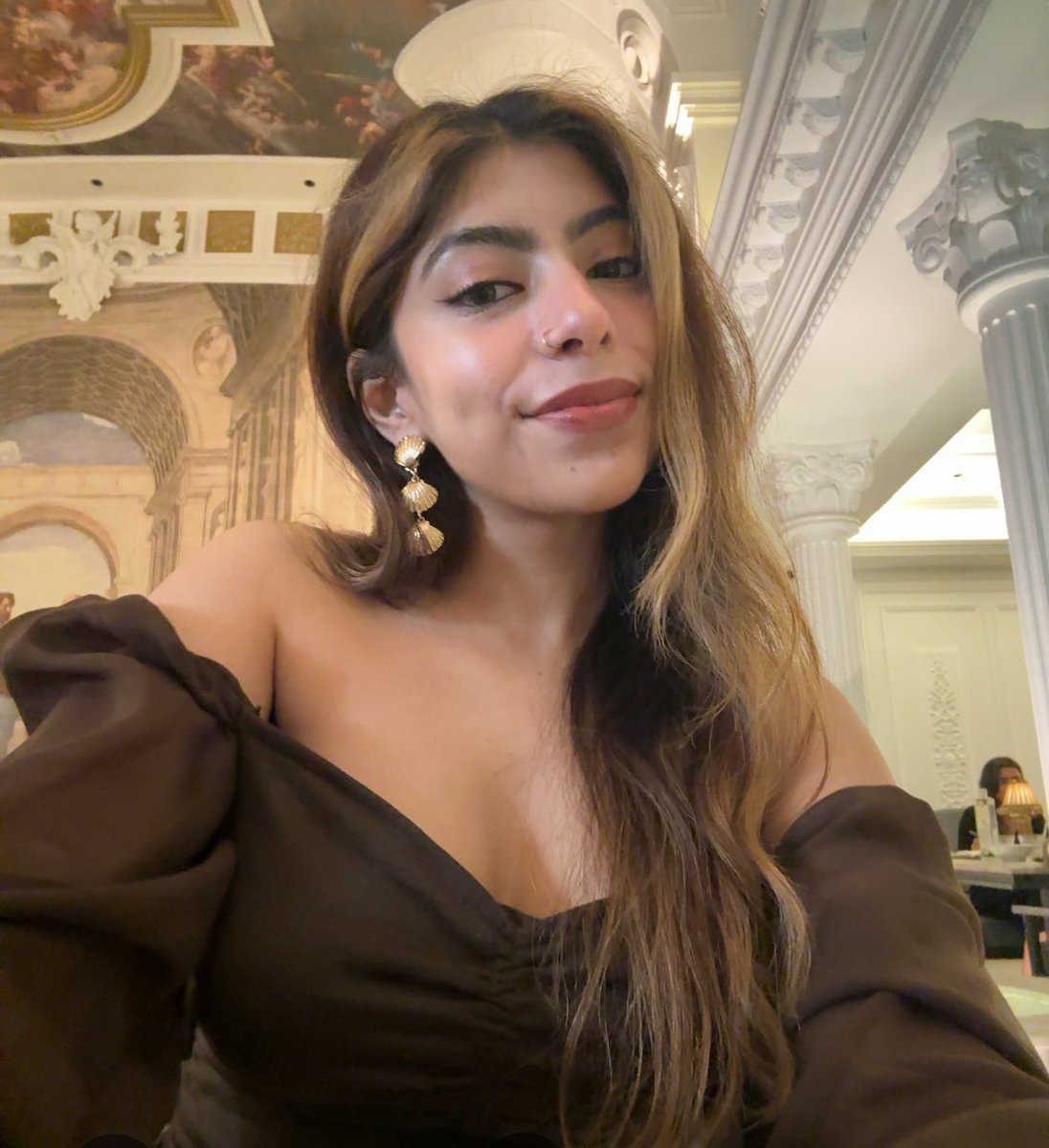 shriyaya's tweet photo. Victory piercing 🥰 https://t.co/aiVyW1nWof