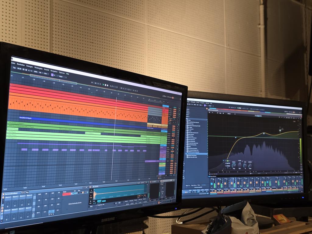 VanRhymes's tweet photo. Work. 😉🎶🎛🎤 https://t.co/IIi1QI1GWG