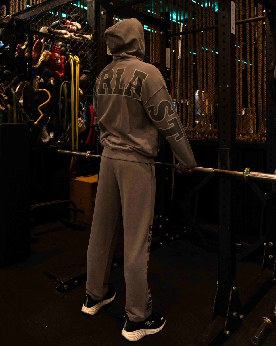 EverlastTr's tweet photo. O “dev” yazılan hikayelerin nerede başladığını biliyorsunuz: Sessiz bir salon, ham demir kokusu ve limitleri zorlayan o son tekrar. Şimdi sıra sende. ⚡🥊

#ChoiceOfChampions #TeamEverlast #EverlastTürkiye #EverlastGiantLogoCollection https://t.co/auZFLrlPl9