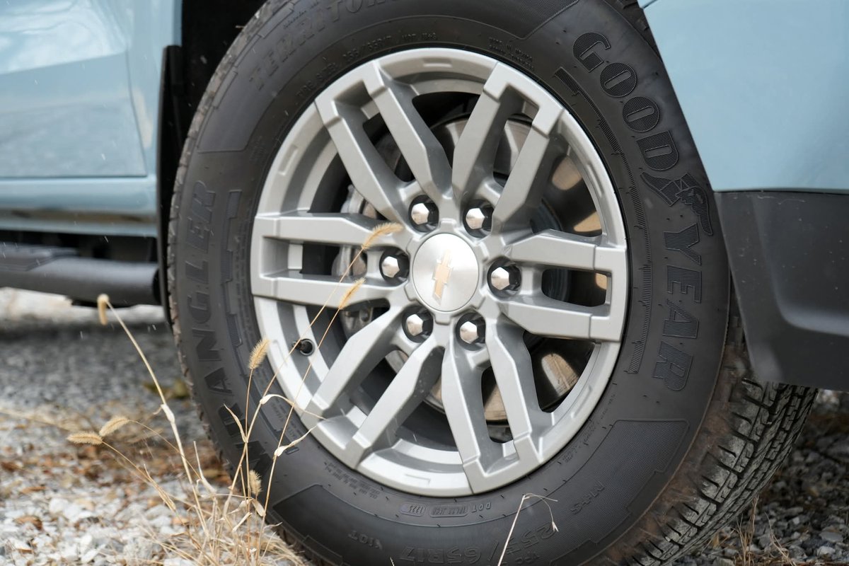 TheGoldPony21's tweet image. So it's been 9 years since I've reviewed a @chevrolet Colorado so here's the 2026 model year and I actually had a lot of fun in this one! 2026 #Chevy Colorado Review TONIGHT! 😁