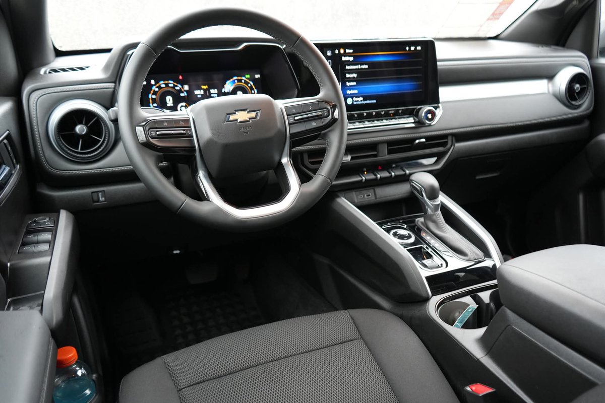 TheGoldPony21's tweet image. So it's been 9 years since I've reviewed a @chevrolet Colorado so here's the 2026 model year and I actually had a lot of fun in this one! 2026 #Chevy Colorado Review TONIGHT! 😁