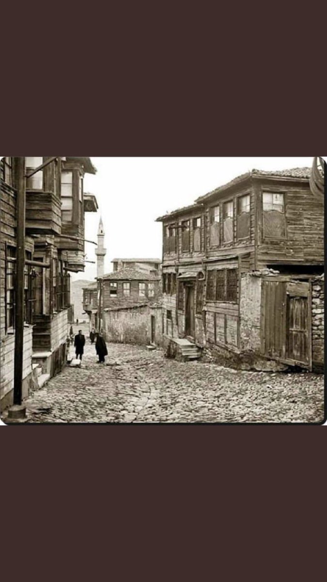 spjs37's tweet photo. Eskiden geleceğe dair ne hayallerimiz vardı ne tuhaf şimdi eskiyi hayal eder olduk... https://t.co/IyEgFTLX2a