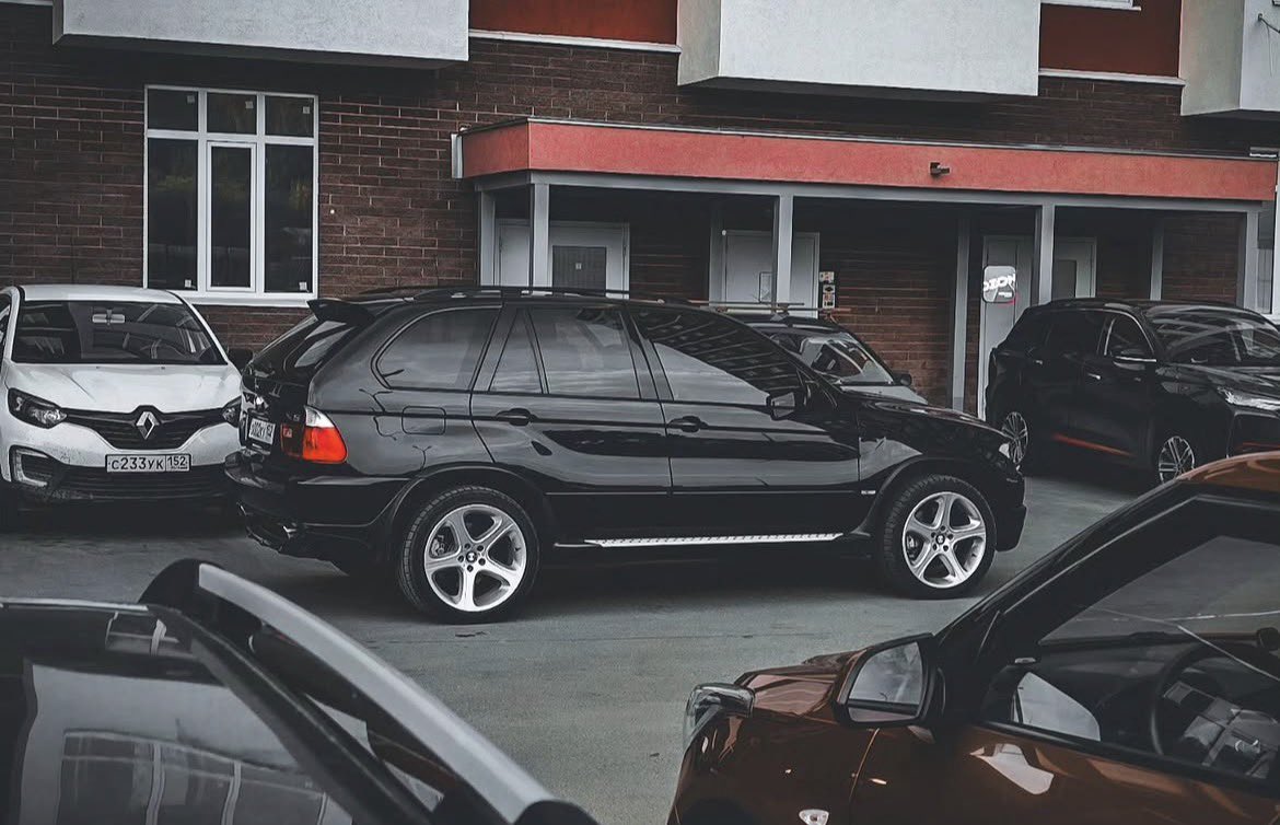 z_kh823's tweet photo. BMW X5 E53

初代X5、フェラーリF430のデザインをしたフランク・ステファンソンのデザイン。

カーセンサーでは一台もいない。
故障が多く降りてしまうのか、街でももう見ない。

でも結構好き。結構欲しい。 https://t.co/0QwclrSBd4