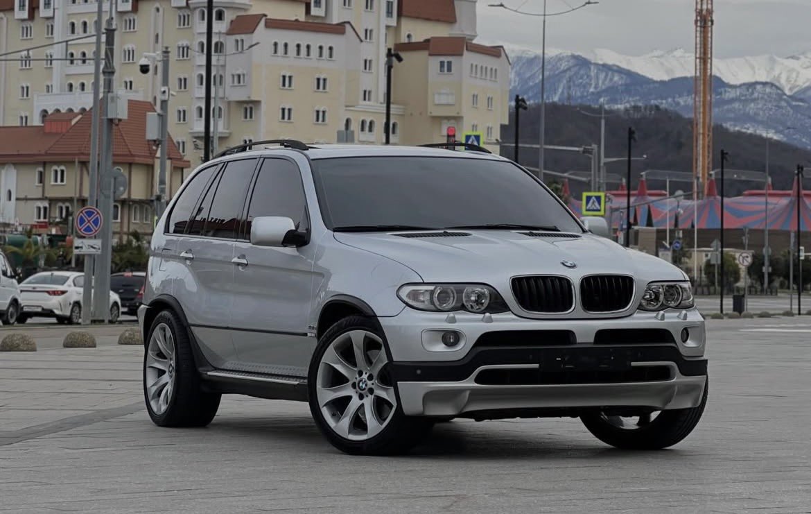 z_kh823's tweet photo. BMW X5 E53

初代X5、フェラーリF430のデザインをしたフランク・ステファンソンのデザイン。

カーセンサーでは一台もいない。
故障が多く降りてしまうのか、街でももう見ない。

でも結構好き。結構欲しい。 https://t.co/0QwclrSBd4