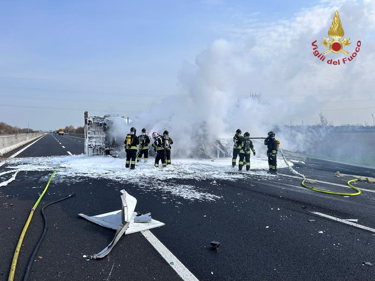 vigilidelfuoco's tweet photo. #Venezia, in corso intervento #vigilidelfuoco in autostrada #A4, al km 420 in dir. Trieste, per #incendio di un'autocisterna a seguito di un tamponamento: soccorso e affidato ai sanitari l'autista di uno dei due automezzi coinvolti, sul posto nucleo #NBCR per la messa in sicurezza dello scenario. Tratto autostradale chiuso in entrambi i sensi di marcia [#9marzo 12:30]