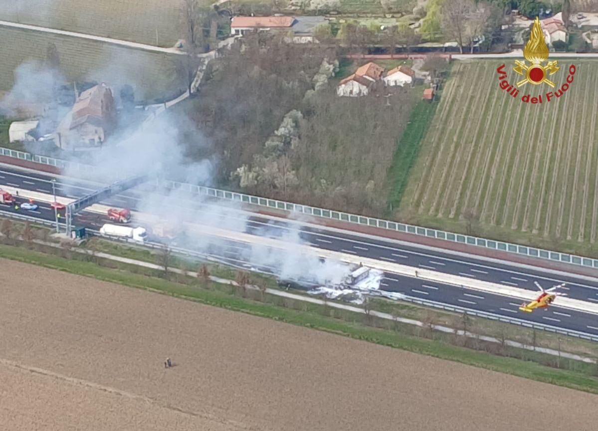 vigilidelfuoco's tweet photo. #Venezia, in corso intervento #vigilidelfuoco in autostrada #A4, al km 420 in dir. Trieste, per #incendio di un'autocisterna a seguito di un tamponamento: soccorso e affidato ai sanitari l'autista di uno dei due automezzi coinvolti, sul posto nucleo #NBCR per la messa in sicurezza dello scenario. Tratto autostradale chiuso in entrambi i sensi di marcia [#9marzo 12:30]