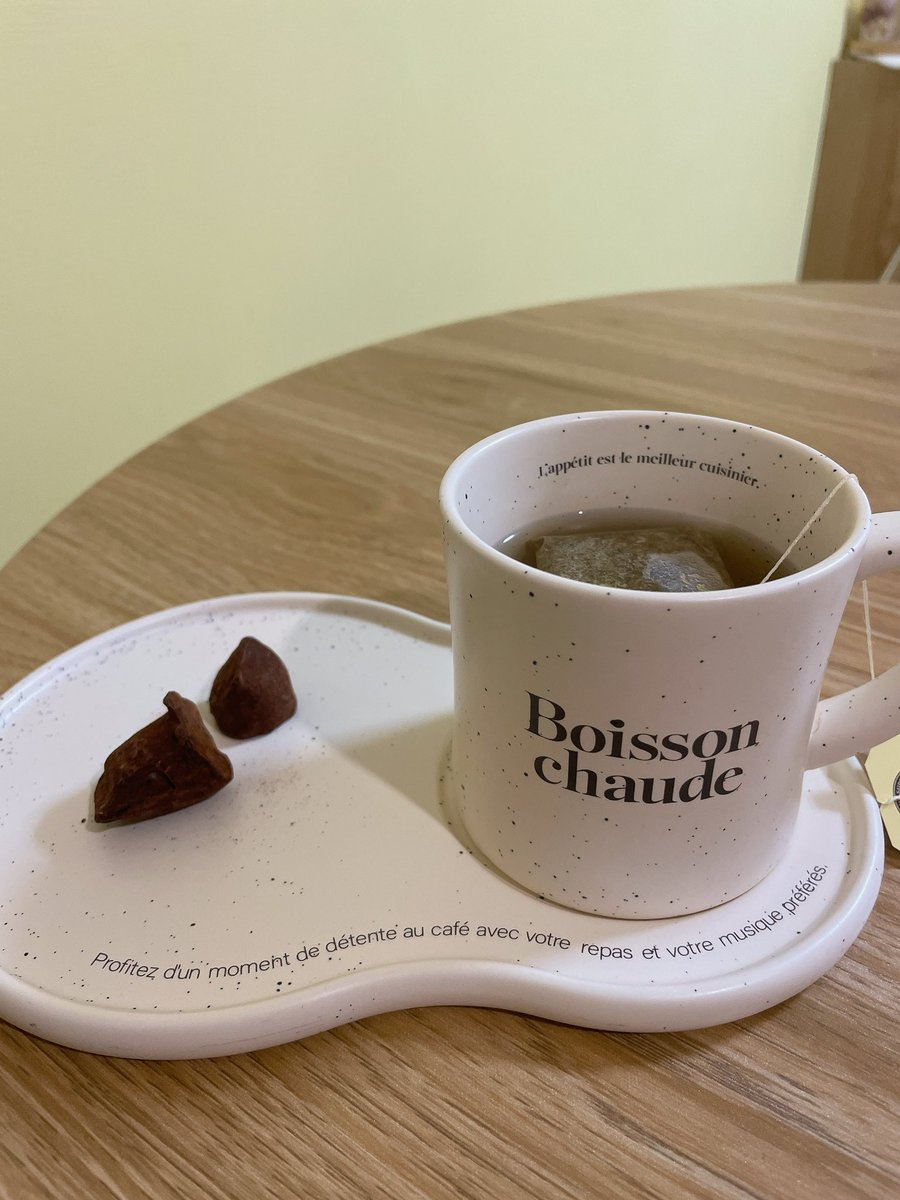 ねー😭
おしゃんな読書タイムにしようと思ってチョコお皿にのっけたら猫の💩すぎる