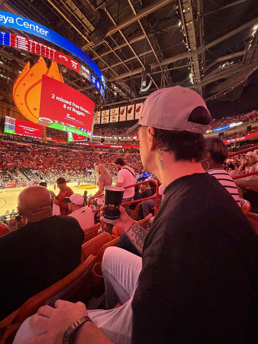 Pamerojas2012's tweet photo. Miami Heat vs Detroit Pistons. 
Marido cumpliendo su sueño. Te tanto mi amor. @MiamiHEAT @KaseyaCenter https://t.co/NkA31FHKUu