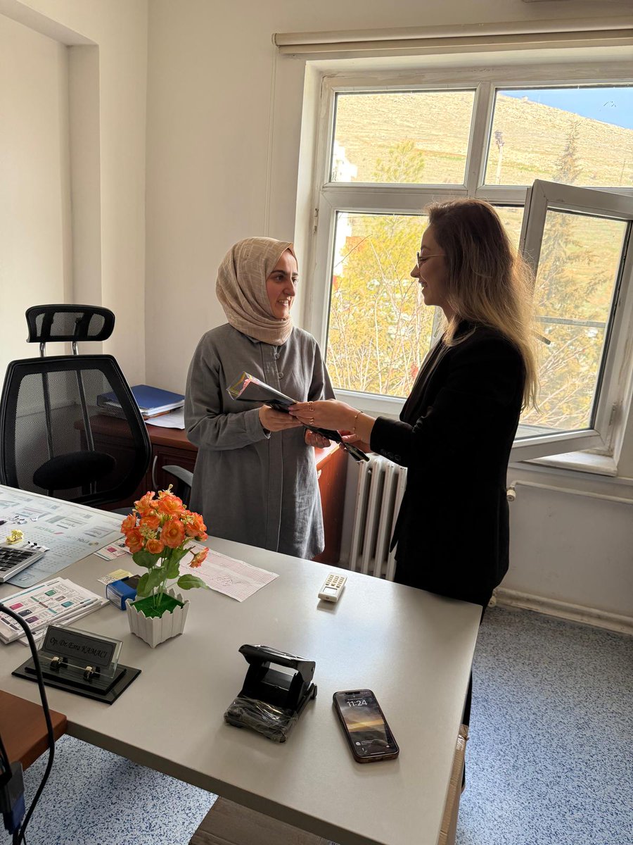 Savurdh's tweet photo. 8 Mart Dünya Kadınlar Günü vesilesiyle Başhekimimiz, hastanemizin her biriminde büyük bir özveriyle görev yapan kadın sağlık personellerimizi ziyaret etti.
@mardinilsaglik 
@sbkhgm https://t.co/Giu28BnTwy