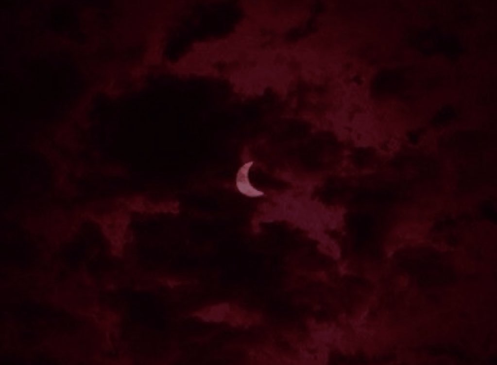 _wickedmoon's tweet photo. ── .✦ @InMxonlight 

Había olvidado por completo cuando fue el último encuentro con Moon, lo último que recordaba eran fragmentos de luces y un poder más inmenso de lo que era capaz de concebir como natural. Había sido una luz de la que quedó hipnotizada, efímera ••• https://t.co/MJzdhaAEyP