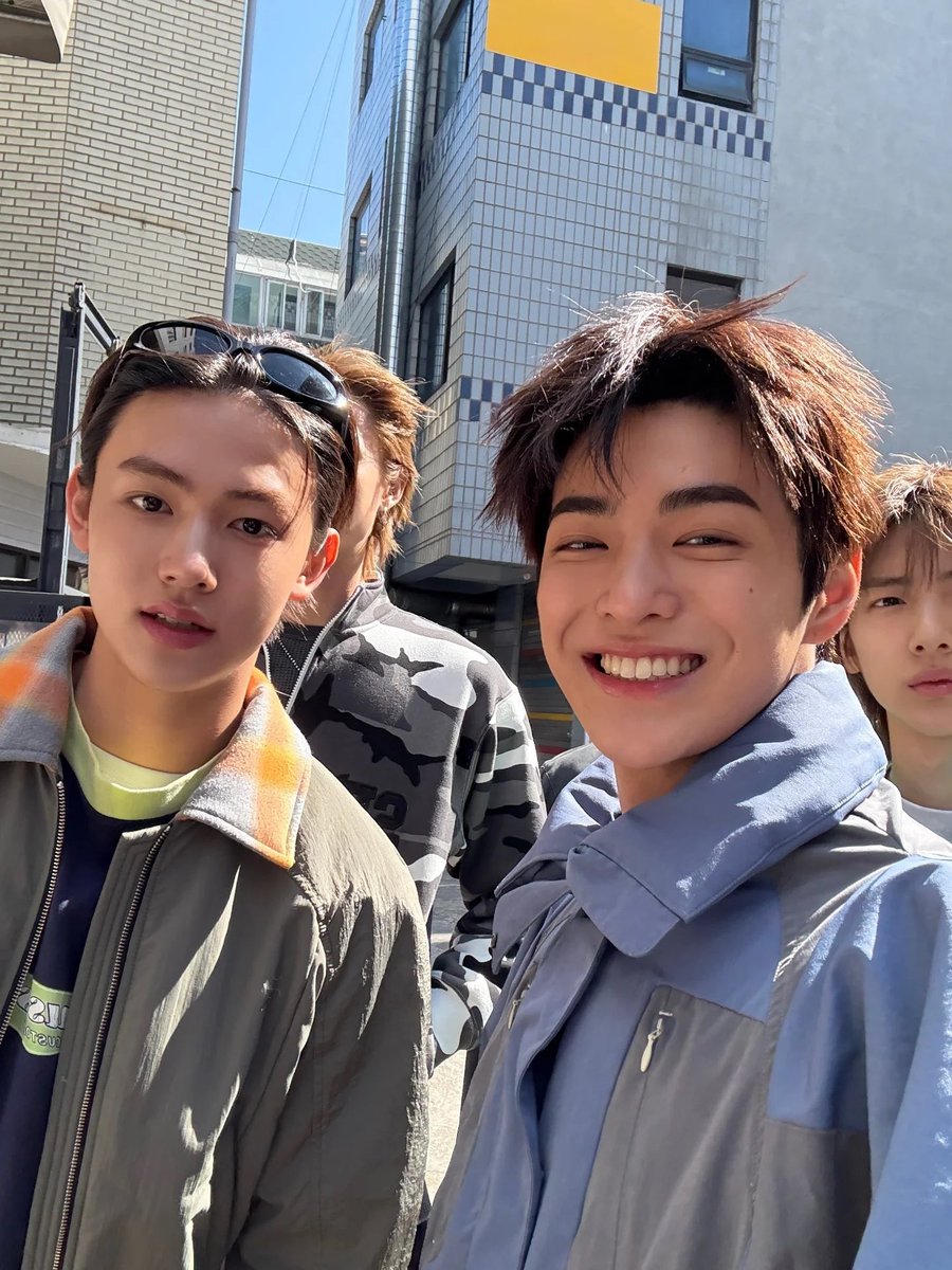 sisikuadran's tweet photo. “mah, adek jalan sama sean.”
“berdua aja?”
“sama pacar adek dan pacarnya sean juga.” https://t.co/DzJKtmF7T9