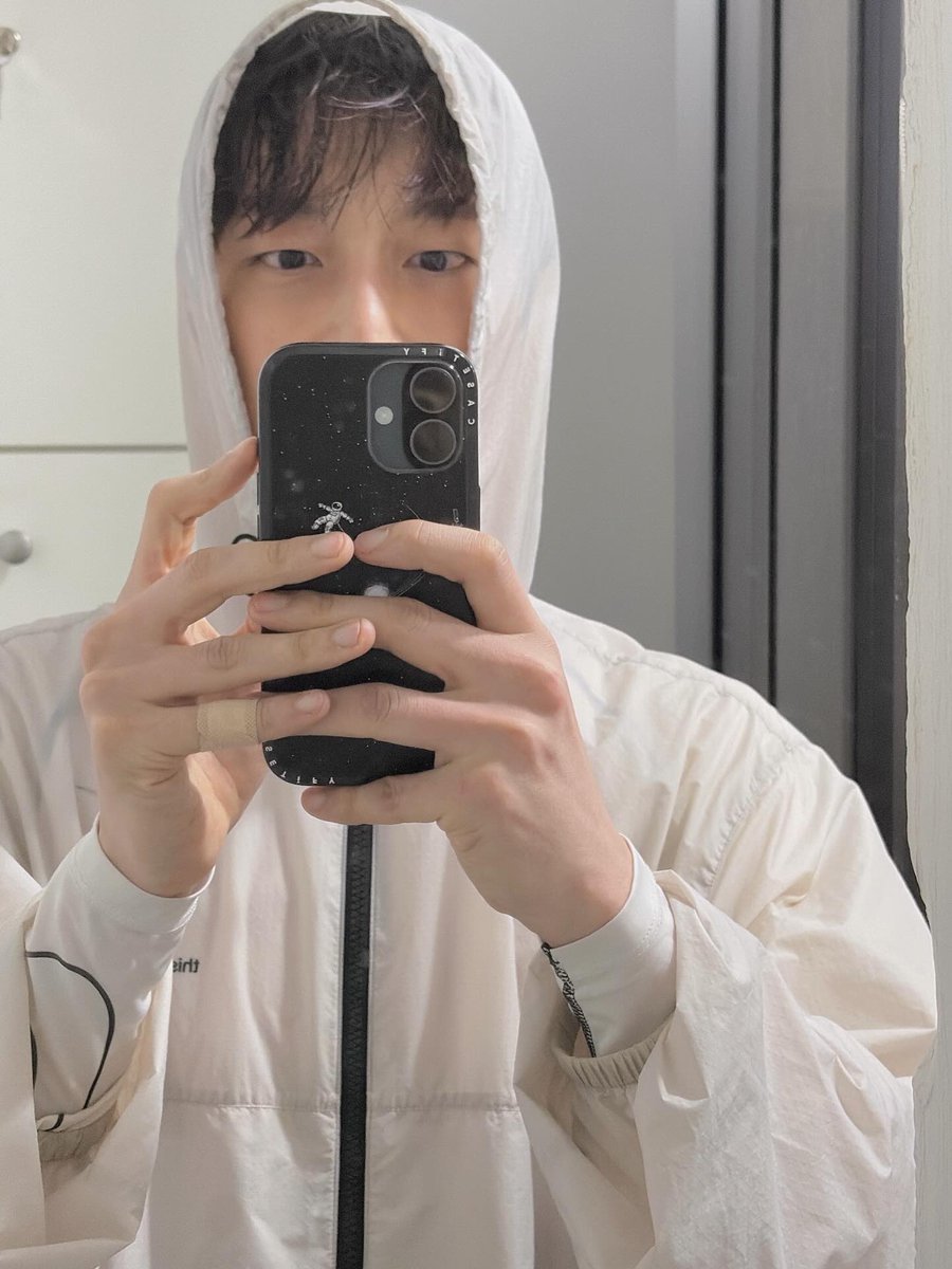 두스타그램2026.3.9
パッとしない写真一枚だけど僕のルーティンを壊したくない!
活気ある1週間を過ごしましょう
#하이라이트 #Highlight #윤두주