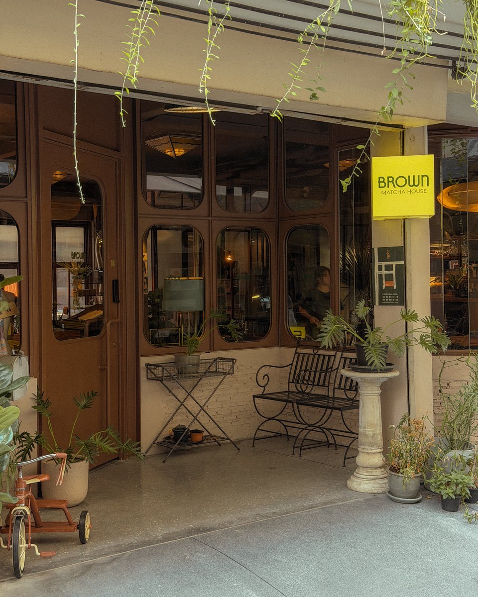 bjauntanywhere's tweet photo. Brown Matcha House 🍵📺🌿 : เซฟไว้นานมากแต่พึ่งมีโอกาสได้แวะมาร้านนี้ เขาเป็นคาเฟ่มัทฉะที่มาในมู้ดวินเทจเท่ๆ เฟอร์นิเจอร์และของตกแต่งคือสวยแบบโคตรจะคลาสสสิกเลย มีมัทฉะให้เลือกหลายตัว เริ่มต้นหลักสิบไปจนถึงหลักร้อย แต่สำหรับใครที่ไม่ใช่สายมัทฉะก็มาได้ครับ เพราะมีเมนูกาแฟและเมนูอื่นๆ เสิร์ฟเช่นกัน (แถมราคาดีมาก กาแฟเริ่มต้น 65.-) ที่นั่งเยอะ แอร์เย็น ไวป์ดี เป็นอีกร้านนึงย่านลูกหลวงที่น่าแวะมาครับ
.
📍พิกัด : ลูกหลวง ซ.7 (เราจอดรถวัดญวณสะพานขาว)
🕰️เปิดทุกวัน : 9:30-16:30น.  (ส-อา 10:00-16:00น.)