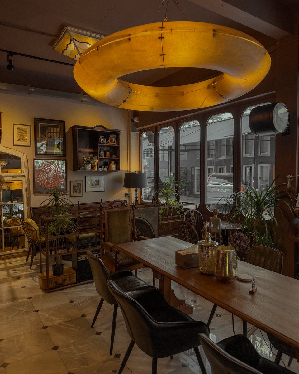 bjauntanywhere's tweet photo. Brown Matcha House 🍵📺🌿 : เซฟไว้นานมากแต่พึ่งมีโอกาสได้แวะมาร้านนี้ เขาเป็นคาเฟ่มัทฉะที่มาในมู้ดวินเทจเท่ๆ เฟอร์นิเจอร์และของตกแต่งคือสวยแบบโคตรจะคลาสสสิกเลย มีมัทฉะให้เลือกหลายตัว เริ่มต้นหลักสิบไปจนถึงหลักร้อย แต่สำหรับใครที่ไม่ใช่สายมัทฉะก็มาได้ครับ เพราะมีเมนูกาแฟและเมนูอื่นๆ เสิร์ฟเช่นกัน (แถมราคาดีมาก กาแฟเริ่มต้น 65.-) ที่นั่งเยอะ แอร์เย็น ไวป์ดี เป็นอีกร้านนึงย่านลูกหลวงที่น่าแวะมาครับ
.
📍พิกัด : ลูกหลวง ซ.7 (เราจอดรถวัดญวณสะพานขาว)
🕰️เปิดทุกวัน : 9:30-16:30น.  (ส-อา 10:00-16:00น.)