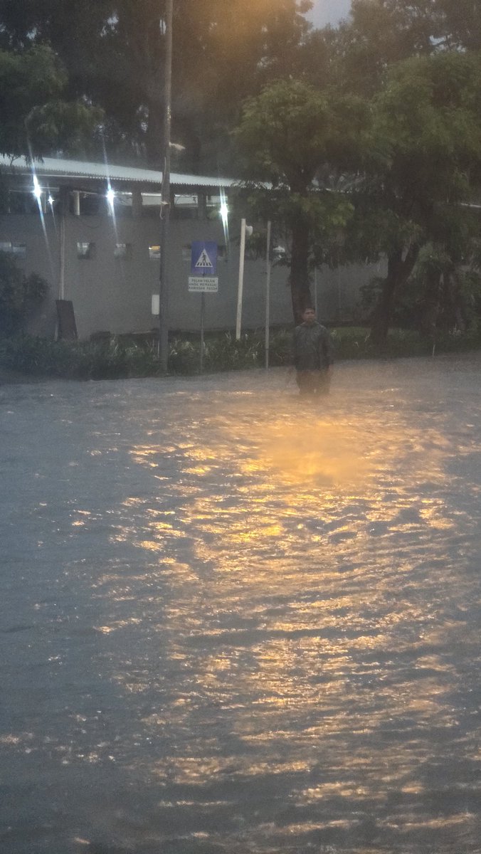 merecatss's tweet photo. Fresh market Citraland, TPR, banjir @e100ss https://t.co/qvn43aKfhr