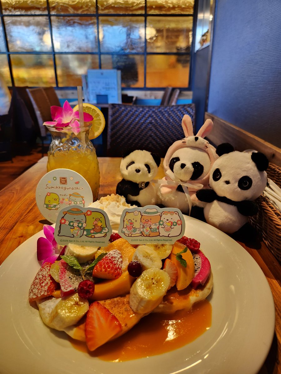 WestiePandaBff's tweet photo. その後は
#ルミネ大宮
#AlohaTable
#すみっコぐらし
期間限定コラボ
🥞トロピカルパンケーキ
🍹パシフィックブルー
ハワイ気分を味わいました🏝️
すみっコぐらしのコースターとキャラクタープレートはお持ち帰り🆗です
可愛い🥰 https://t.co/uYVmALN88e