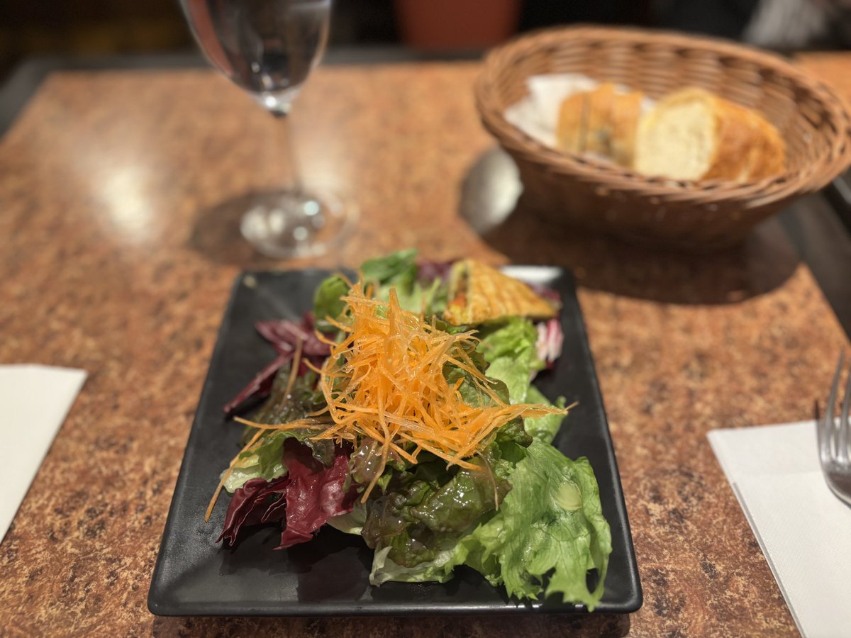 eri_wachi's tweet photo. 半蔵門のエリオアンティカフォルネリアで同期ランチ🥂美味しくて情熱的なイタリアンだった🇮🇹✨イタリア語も何となく雰囲気で分かった気がした！テイクアウトのサラダやパンもおしゃれで美味しそうだったので食べてみたい😋 https://t.co/IuMFqf6ki6