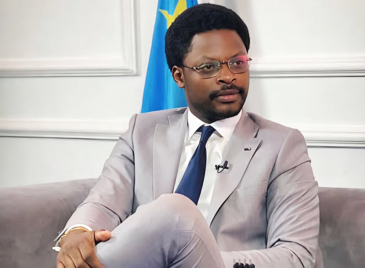 Neo_News243's tweet photo. 🔴 INFO / Mardochée #Nsele lance une pétition pour la révision constitutionnelle.

Mardochée Nsele, cadre du FIDEC proche de Fifi Masuka, a officiellement lancé une pétition populaire visant la révision de la Constitution de la République démocratique du Congo. Cette initiative s’appuie sur l’article 218, alinéa 4 de la loi fondamentale, qui permet aux citoyens d’introduire une proposition de révision constitutionnelle par voie de pétition.

Selon les initiateurs de la démarche, cette révision viserait notamment à accorder au Président de la République un mandat spécial de douze ans, présenté comme une mission exceptionnelle destinée à restaurer durablement la paix dans l’Est du pays et à renforcer l’autorité de l’État sur l’ensemble du territoire national.

Les promoteurs du projet estiment également qu’une réforme constitutionnelle permettrait d’instaurer des garde-fous contre les risques de balkanisation, d’infiltration ou de déstabilisation. Dans leur argumentaire, ils soutiennent que la quête de paix et de stabilité nationale justifie l’ouverture d’un débat sur l’évolution de la Constitution lorsque l’intérêt supérieur de la nation est en jeu.