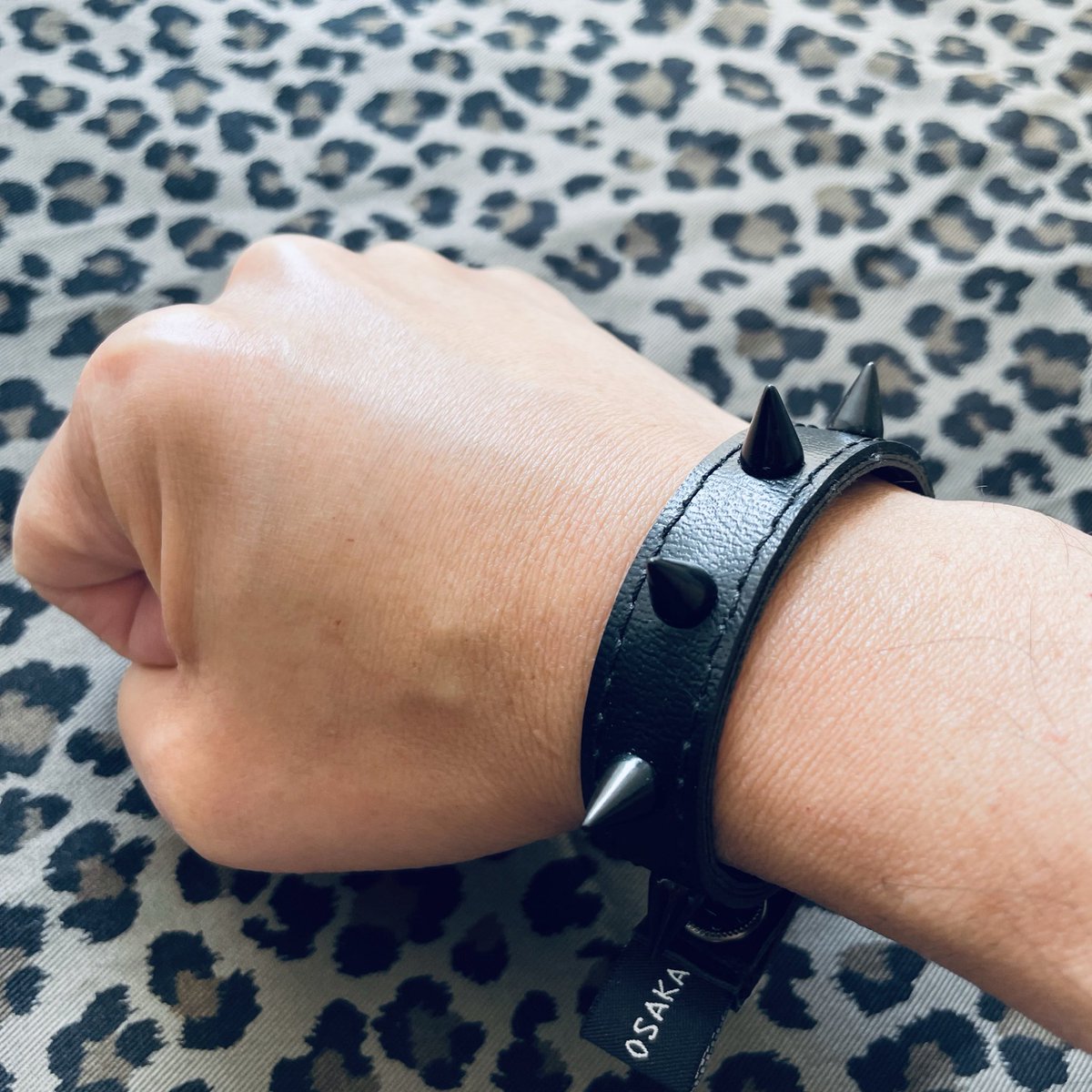 昨日のイベントで出店してたHI HAT ALL、何度もライブであってるアカバネさんのショップだった！
素敵なリストバンド多数で迷ったけど、鋲も黒のは珍しいなとこちらを購入！
手首細々野郎なので案外ゆとりあったけど、ボタン2つ仕様だったので奥にとめてみるとジャスト！
愛用しますー♪
#HIHATALL