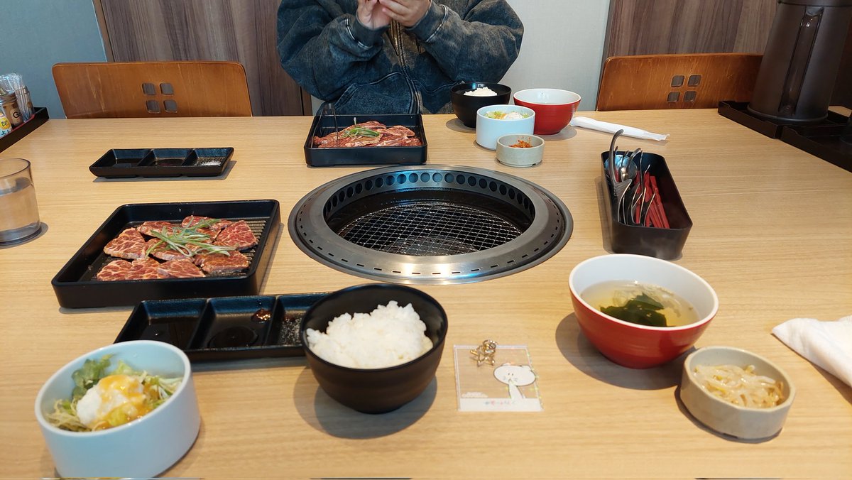 きょうのおひるは長男と2人で焼き肉！
焼き肉屋さん｢赤門｣で食べたよ😊
千葉県民なら｢赤門｣はわかると思う
長男はあと2週間くらいで一人暮しで家を出るから、今の時間を大切にしなきゃ！
#せかよろ