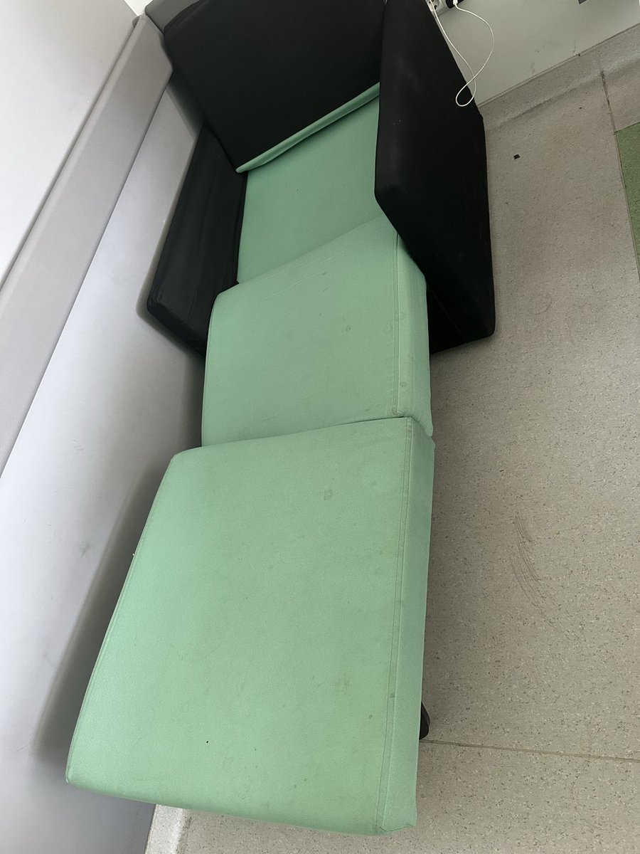 Yer İzmir Şehir Hastanesi.Buda bizim yatak olabilen refakatçı koltuğumuz.Yatış süremizde kısa değil üstelik.Hastamızda yatalak hasta.Bu koltukta nasıl dinlenip hasta bakabilir bir insan.Daha yeni olan bu hastanede bir çok yerde kırık dökük.Yazık gerçekten
SN. <a href="/saglikbakanligi/">T.C. Sağlık Bakanlığı</a>