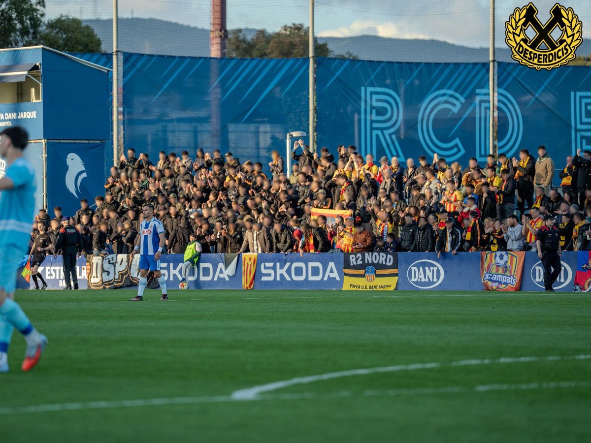 Desperdicis's tweet photo. Espanyol B - UESA
08/03/2026

Desplaçament ahir del grup a la Dani Jarque. Remuntada espectacular que va desfermar la bogeria a la grada i ens va donar una victòria que ens permet assentar-nos en el lideratge.

𝓛𝓮𝓼 𝓺𝓾𝓪𝓽𝓻𝓮 𝓫𝓪𝓻𝓻𝓮𝓼 𝓮𝓼 𝓭𝓮𝓯𝓮𝓷𝓼𝓮𝓷 𝓪𝓻𝓻𝓮𝓾‼️ https://t.co/RlCKPMj8JN