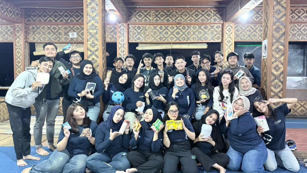 azmehhh's tweet photo. dikantor isi obrolannya 
“ini keneapa si anjir crew teh”
“ini owner ini kenapasi”
“ini kenapa kaya gini?!!!!!”
“mohon maaf sebelumnya kak”
“mohon maaf atas ketifaknyamanannya bapak/ibu🙏🏻”
dan masih banyak lagi https://t.co/pDZIbrxXdQ