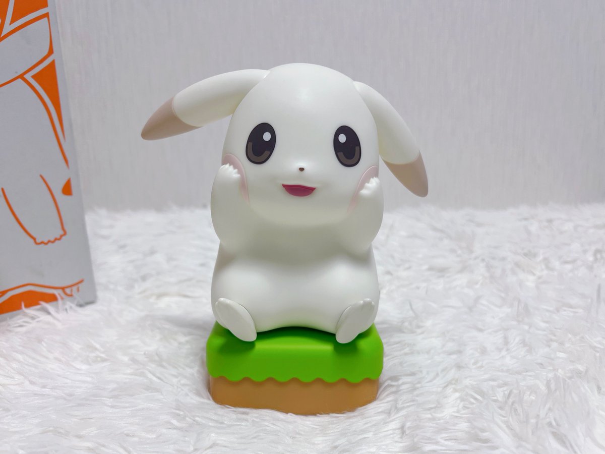 ポケセンオンラインから、うすいろピカチュウのLEDライトとぬいぐるみ