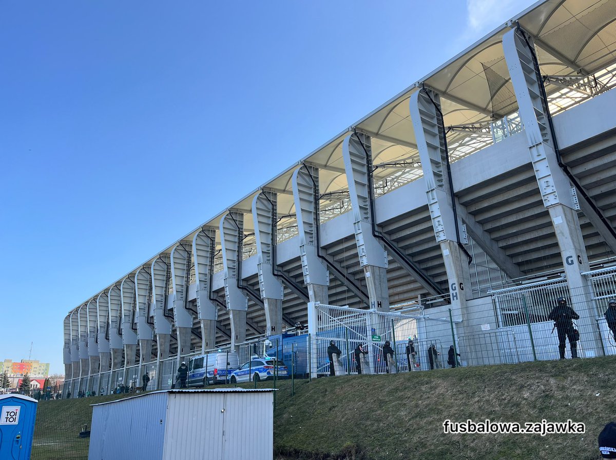 08.03.2026 Ekstraklasa: Radomiak Radom - GKS Katowice 0:1
W niedzielę w Radomiu dzięki bramce kapitana Jędrycha katowiczanie wyszarpali trzy punkty. W sektorze gości obecnych 751 kibiców, widok zza czarnej siatki tragiczny
#GieKSaTwitter #groundhopping
