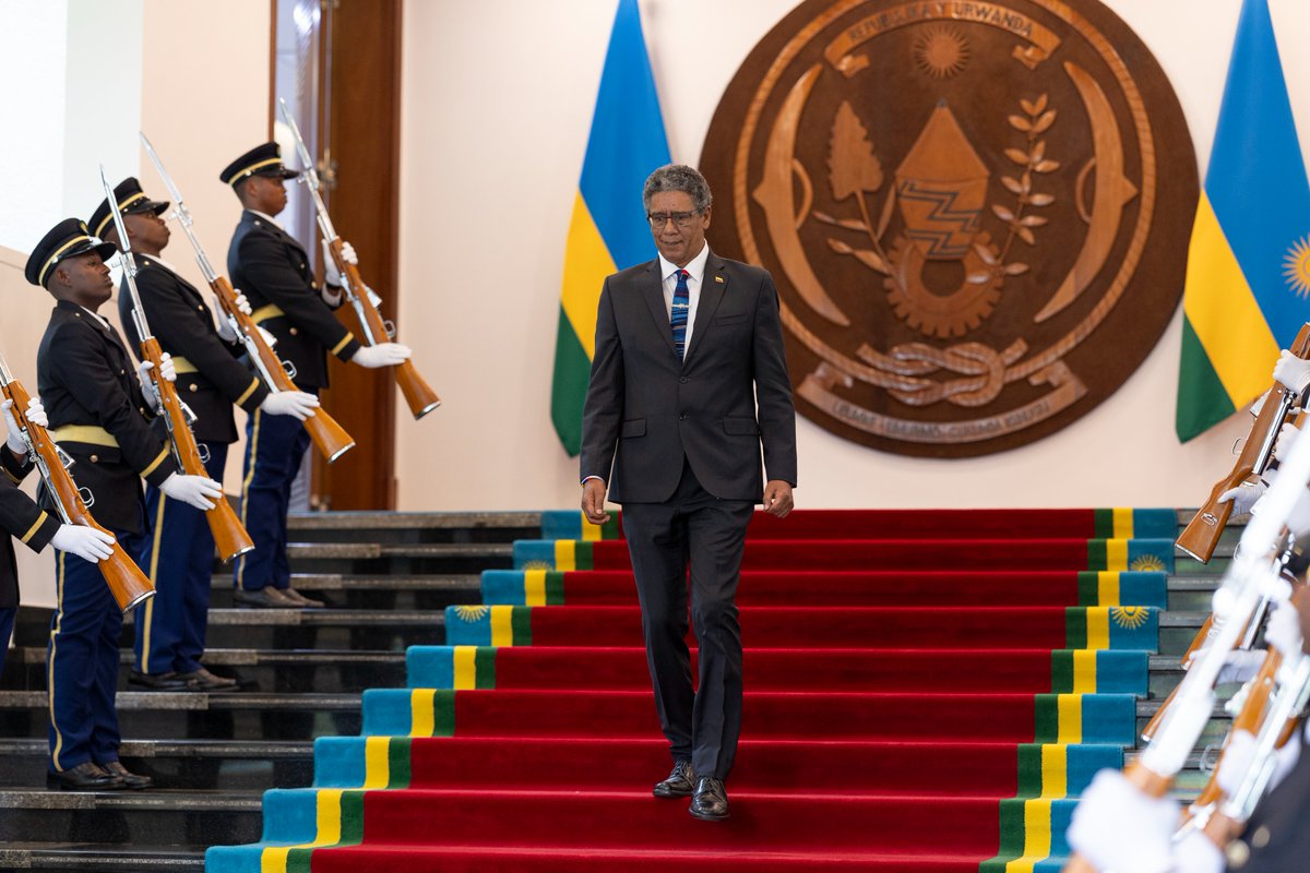 ColombiaEnKenya's tweet photo. #EstrategiaAfrica avanza. Embajador @plcortesr presentó Cartas Credenciales ante el Presidente de Ruanda @PaulKagame como Embajador de Colombia ante la República de Ruanda @CancilleriaCol @ViceColombia https://t.co/oReBmUMaIh