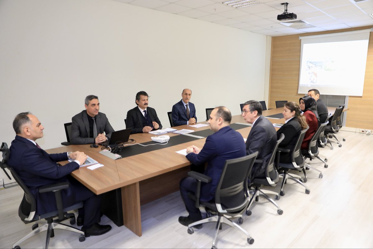 CankiriValiligi's tweet photo. Valimiz Sn. Hüseyin Çakırtaş, Çevre ve Şehircilik İl Müdürlüğünü ziyaret ederek çalışmalar hakkında brifing aldı.

İl Müdürü Sn. Ahmet Dursun ile bir araya gelen Sn. Valimiz, şehrimizin imar ve çevre projelerini yakından inceledi. https://t.co/arJyzWeYCw