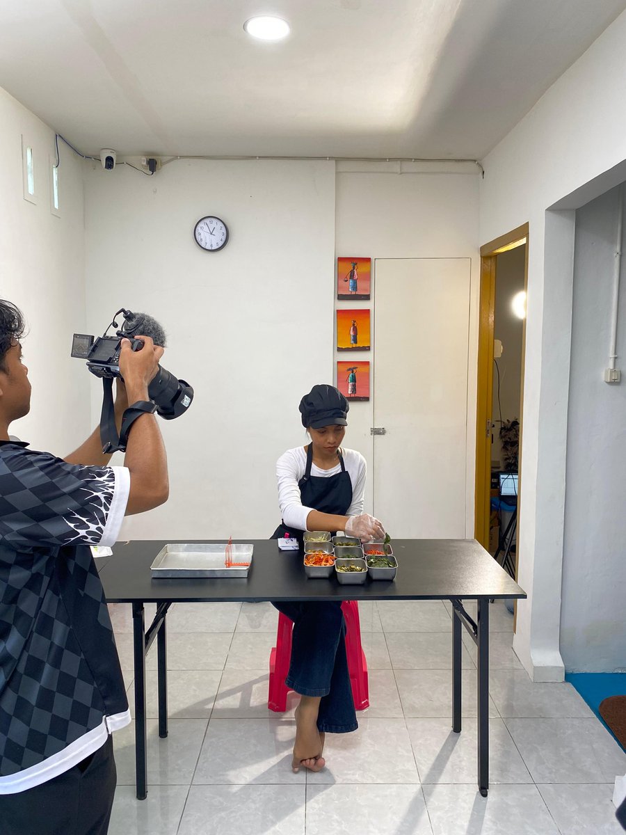 kagounga's tweet photo. Minggu (8/3), Bank Indonesia mengunjungi Rumah Produksi & Kantor Pusat kami di Jambula, Ternate. Kunjungan ini bertujuan untuk melakukan pengambilan video dokumentasi untuk keperluan event nasional, mewakili Maluku Utara. #MoveMoreover https://t.co/0NK8u4JL61
