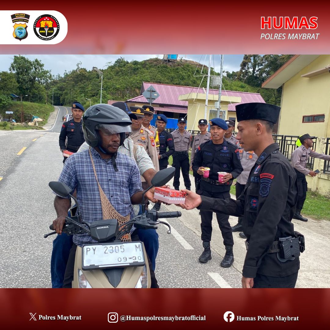 MaybratPolres's tweet photo. Dalam rangka mengisi bulan suci Ramadhan 1447 H / 2026 M, Polres Maybrat bersama Bhayangkari Cabang Maybrat melaksanakan kegiatan pembagian takjil kepada masyarakat yang berlangsung pada Senin, 09 Maret 2026 pukul 17.00 WIT, bertempat di depan Mako Polres Maybrat. https://t.co/RbfxV1a1mB