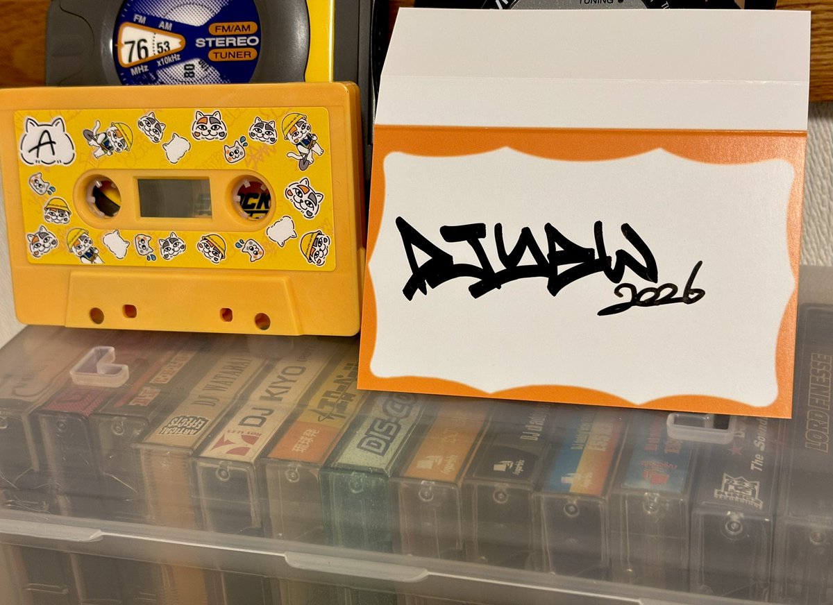 Takepapa1979's tweet image. カセットテープ&amp;amp;ヴァイナルDJのDJ YEWさん（@djyew ）からミックステープ着弾！！
可愛すぎるジャケにリクエストのサインも入れていただき、ありがとうございます(^^)v
明日から出退勤のお供だっ！
#mixtape