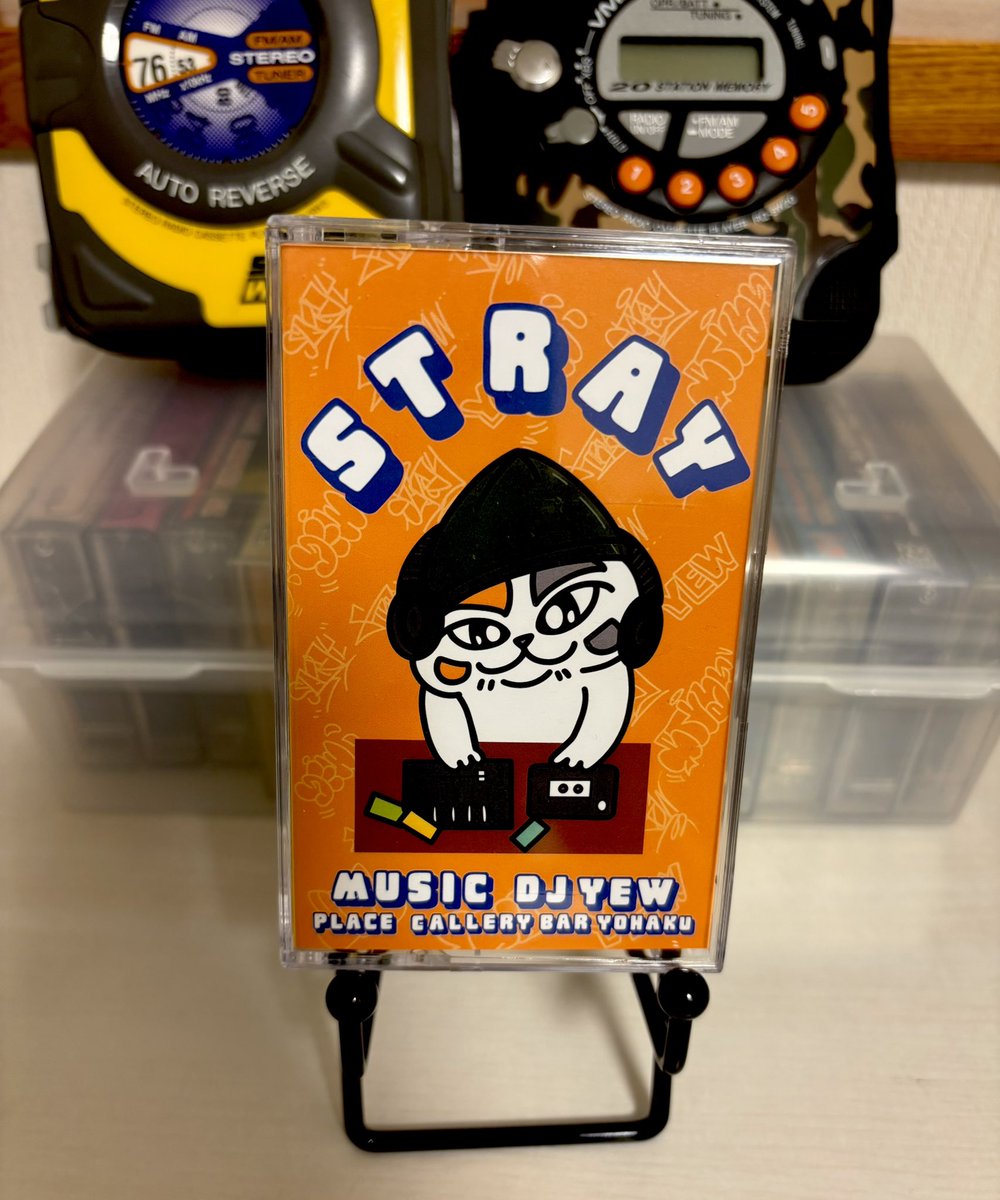 Takepapa1979's tweet image. カセットテープ&amp;amp;ヴァイナルDJのDJ YEWさん（@djyew ）からミックステープ着弾！！
可愛すぎるジャケにリクエストのサインも入れていただき、ありがとうございます(^^)v
明日から出退勤のお供だっ！
#mixtape