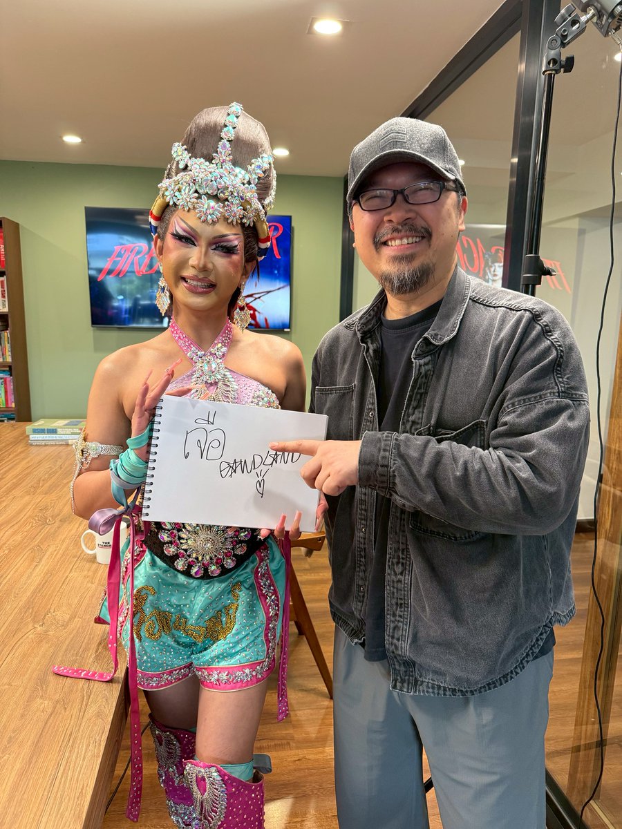 Gawdland ไม่เคยเรียนหรืออยู่ต่างประเทศ อาศัยเพียง passion ล้วนๆ ในการฝึกภาษาและพาตัวเองไปไกลถึงอังกฤษเพื่อเข้าร่วมรายการแข่งขัน drag ที่โด่งดังที่สุดในโลก นี่เป็นการพูดคุยที่รสแซ่บและมีสีสันที่สุด แถมพี่บิ๊กได้ชื่อ drag เป็นของตัวเองมาด้วยแล้วหนึ่ง! 
.
รับชม คำนี้ดี Featuring EP.