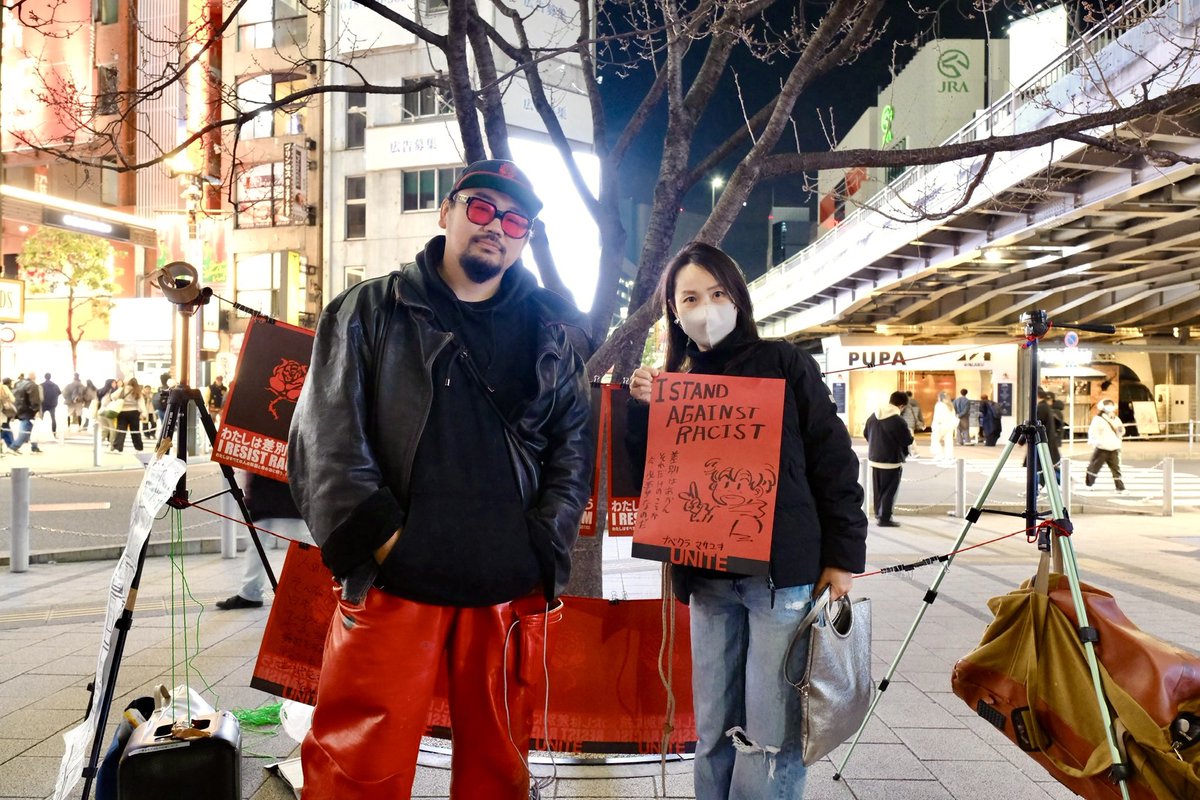 YOUNGTANMEL's tweet photo. 新宿東南口に寄って、鍋倉さんにポスターに絵を描いてもらいました（ソウルの反差別デモで渡す用）

途中白人のこん◯ん的な人に参政党へのプロテストについてソフトな（これがムカつく）因縁をつけられた
言い返していたら、鍋倉さんに「強くなりましたね」って言われた
それが今日イチ嬉しかったこと😊

写真は@Xenoring さんに撮っていただきました

#わたしは差別に抗う
#NoHate