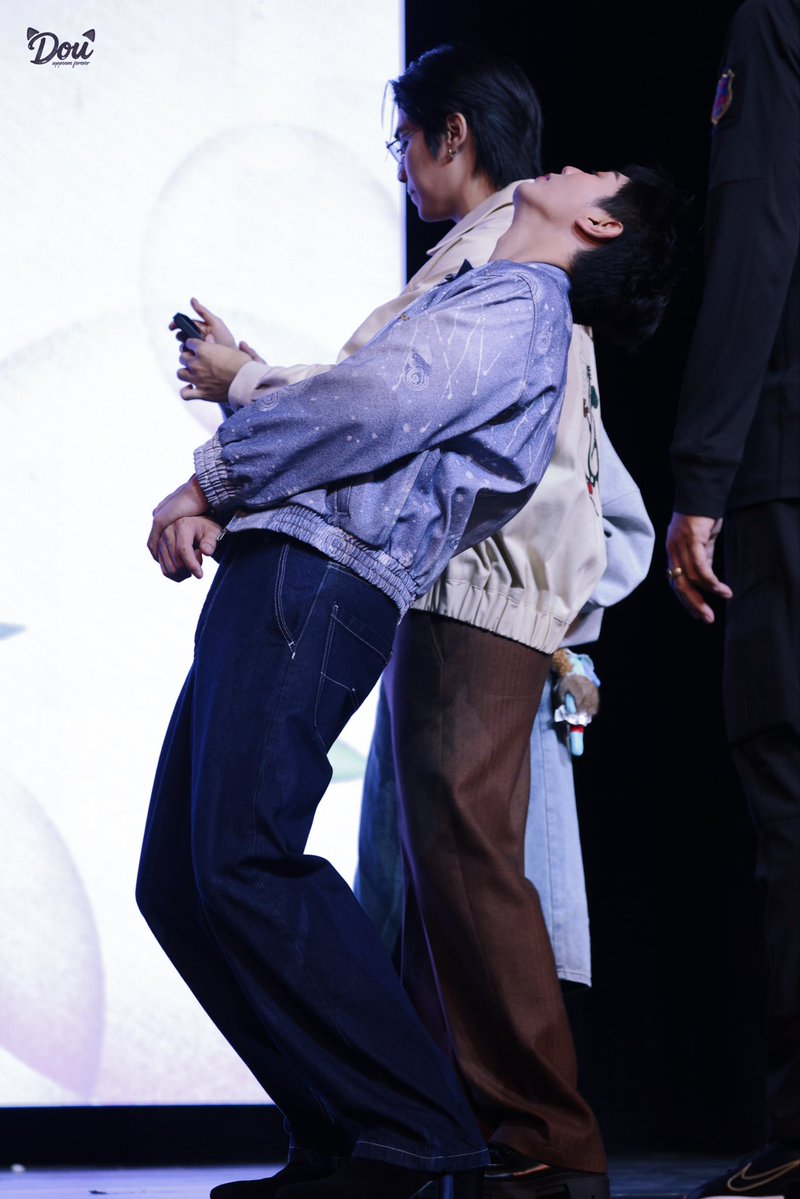 wake up 🐰
you can not sleep here😂

UPPOOM MACAO FANMEET
#COLORVERSEUPPOOMFM