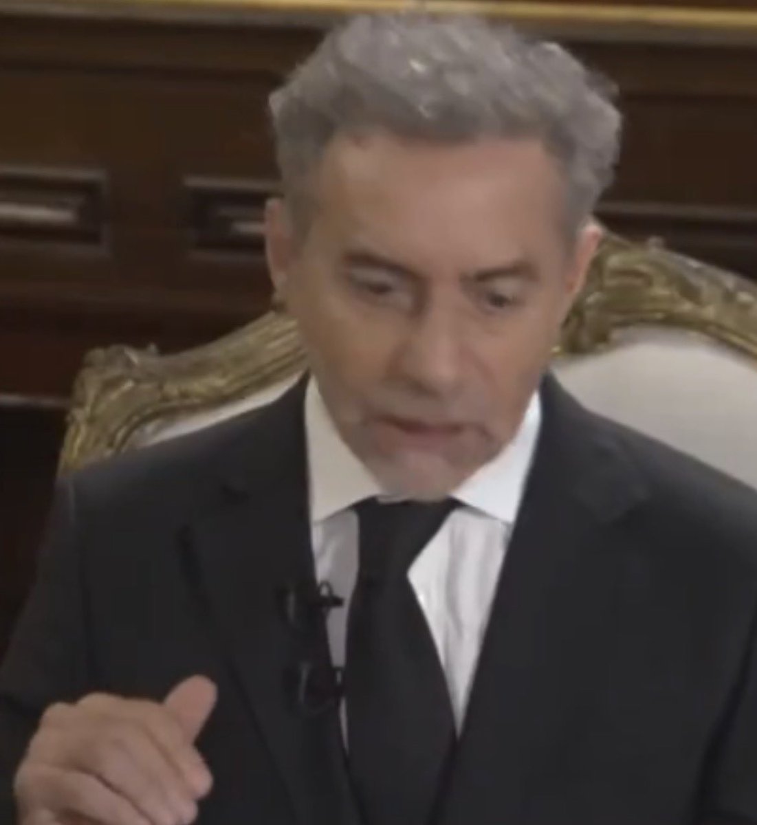 Ayyyy Majul … “ Presidente , hagamos un juego. Esta vez le voy a hacer una entrevista distinta. Le voy a preguntar cosas COMO SI FUERA UN PERIODISTA OPOSITOR” . 
Un periodista aclara que va a preguntar cosas que es algo que nunca hizo . No aclares que oscurece Majul .