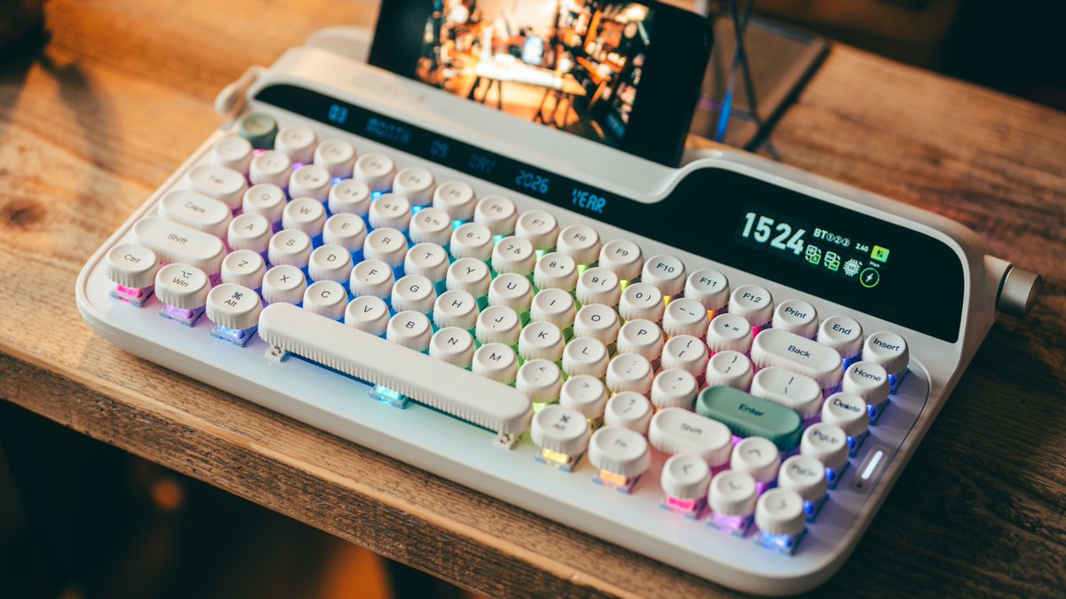 kazoo_desksetup's tweet image. Epomaker Glyph

タイプライターのような独創的なキーボード
デスクに置くだけで楽しくなる

使用感想はリプ欄より↓

提供：@epomaker
#pr #keyboard #desksetup